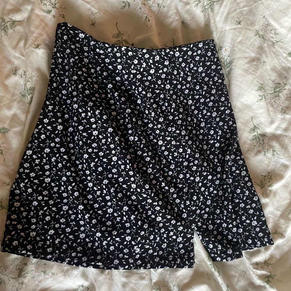 Brandy Melville Floral Black and White Women's Skirt